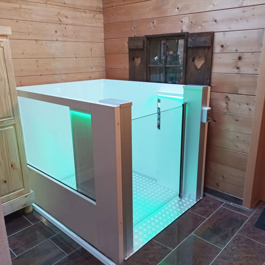 Moderne Lift mit Glastür und türkisfarbiger Beleuchtung in rustikalem Raum. in Münster Moderne Lift mit Glastür und türkisfarbiger Beleuchtung in rustikalem Raum.