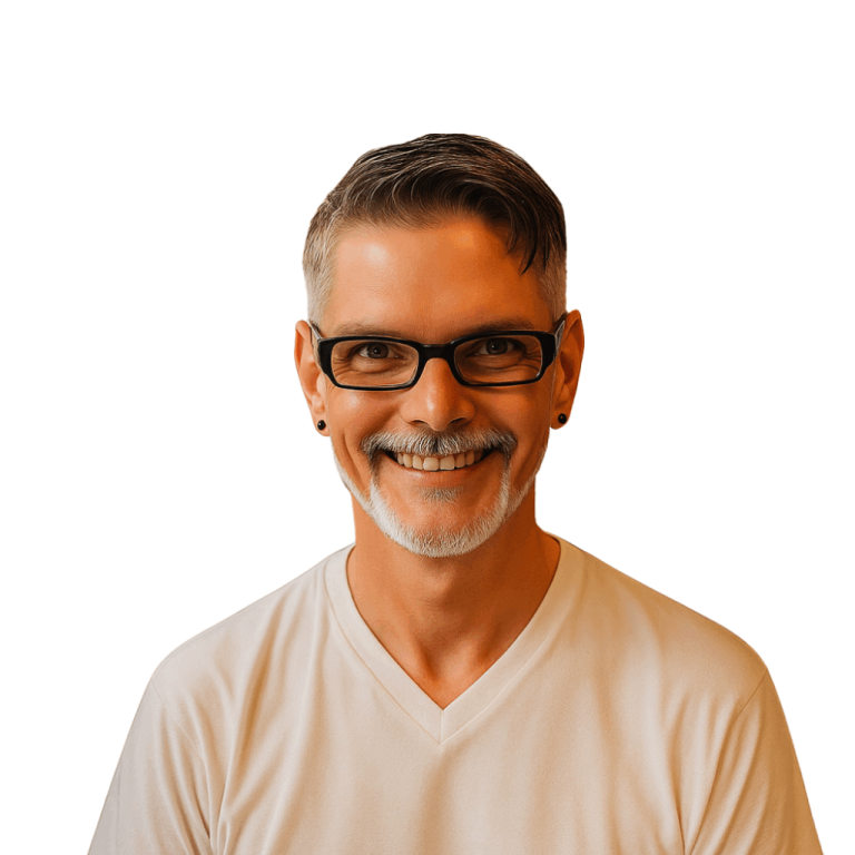 Lächelnder Mann mit Brille und grauem Bart, trägt ein weißes T-Shirt. Lächelnder Mann mit Brille und grauem Bart, trägt ein weißes T-Shirt.