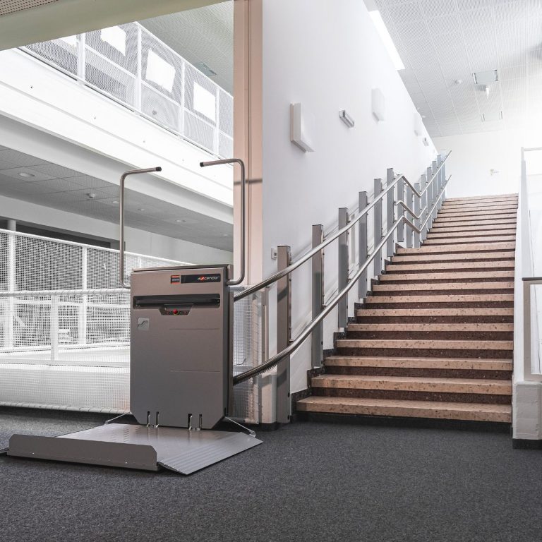 Barierefreier Zugang mit einer Hebebühne neben einer Treppe in einem modernen Gebäude in Dülmen Barierefreier Zugang mit einer Hebebühne neben einer Treppe in einem modernen Gebäude in Dülmen