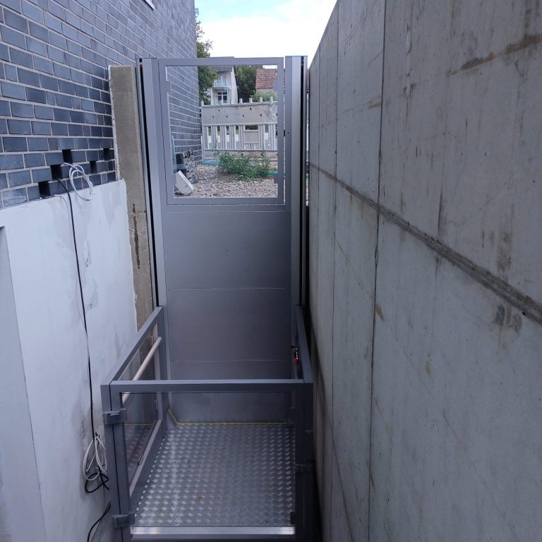 Schmale Metallrampe zwischen zwei Wänden, mit offener Oberseite und stabiler Struktur Münster Schmale Metallrampe zwischen zwei Wänden, mit offener Oberseite und stabiler Struktur Münster